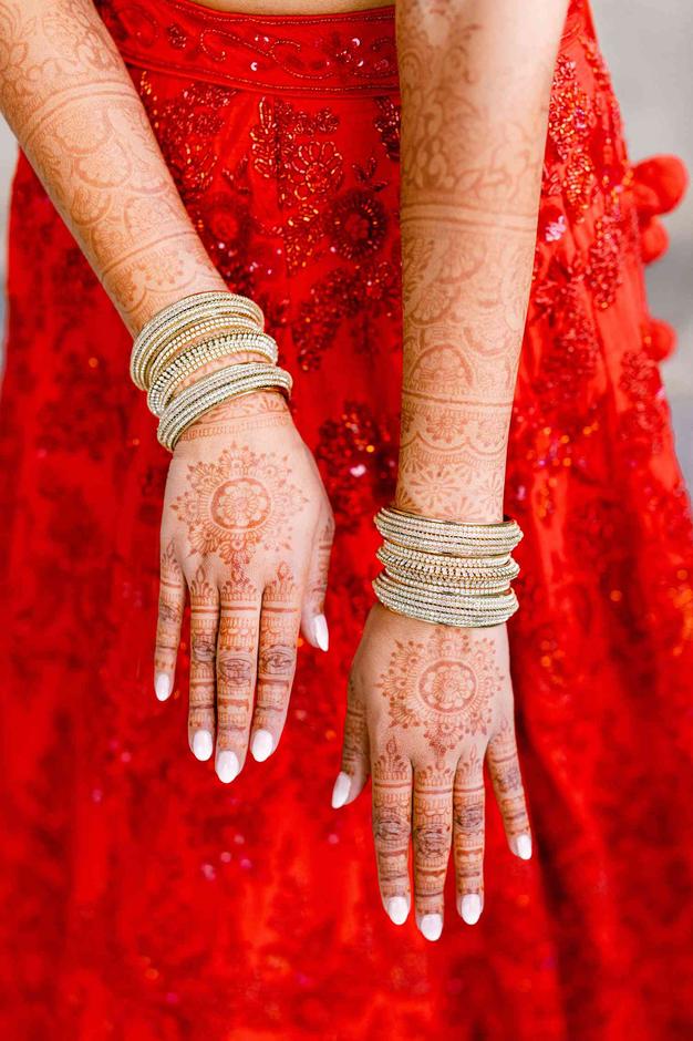 Attention, les ongles longs ne s’improvisent pas en un claquement de doigts. Généralement, cela nécessite plusieurs rendez-vous pour bien les préparer et leur offrir force et beauté. Par conséquent, commencez-le processus plusieurs semaines à l’avance si vous voulez un rendu optimal.