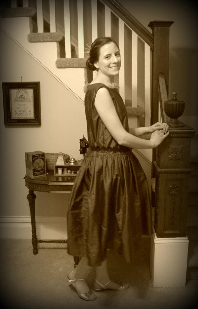 La maison Lanvin ne se limite pas aux robes. Dans les années 1920, elle s’étend vers la fourrure, la lingerie, le prêt-à-porter masculin et même la parfumerie. Jeanne Lanvin ouvre une teinturerie produisant la fameuse "bleu Lanvin", une couleur qui souligne l’identité de la maison.