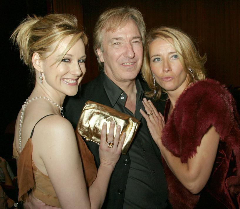 Pour commencer, non, Emma Thompson et Alan Rickman n’étaient pas amants. Plutôt, ils formaient un duo d’amis proches et de collaborateurs passionnés, avec plusieurs films dans lesquels ils ont partagé l’écran. Mais ne vous fiez pas uniquement aux clichés issus de leurs rôles : leur relation hors caméra était empreinte d’un profond respect et d’une sincère amitié.