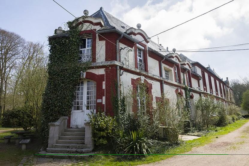 Tim et Margreeth ont cédé le Château des Lys à un couple sympathique, Marc et Laure Jouffrault, qui gèrent désormais l’établissement. Ces nouveaux propriétaires privilégient la location d’appartements de vacances et l’organisation de regroupements familiaux, tout en maintenant l’esprit du lieu.