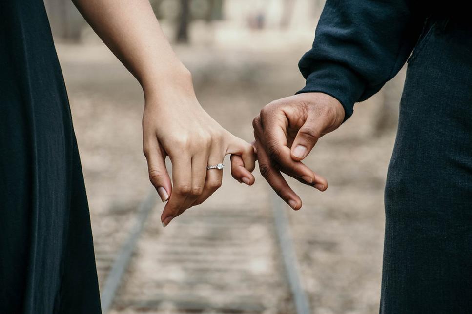 Dans un contexte amical, on préfère des alternatives moins engageantes, du type « je t’aime bien » ou « je tiens à toi ».