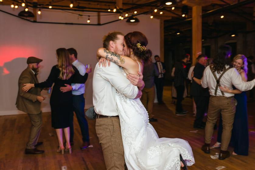 Un an, voire un an et demi avant la grande date, c’est le moment où les couples les plus organisés réservent. Surtout pour les DJ les plus demandés. Certains sont même bookés jusqu’à deux ans et demi à l’avance ! Impressionnant, non ?