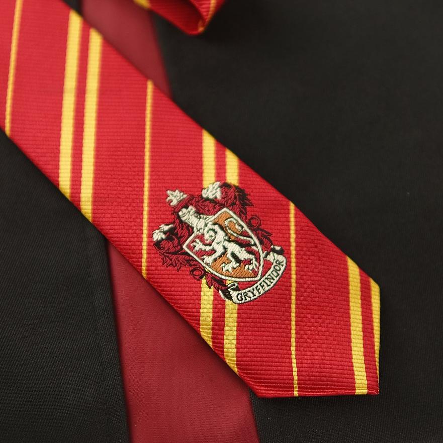 Voilà une phrase qui laisse supposer que, dans les cas exceptionnels comme les matchs ou les tâches spécifiques, des vêtements adaptés sont effectivement enfilés sous les robes. Ça reste une exception, plutôt qu’une règle quotidienne.