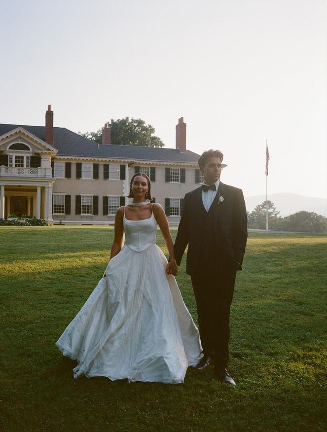 Le smoking reste un classique indétrônable des mariages, mais il se décline avec audace en 2025. Les couleurs s’élargissent : vert forêt, bleu nuit profond, avec parfois des motifs discrets ou des revers en satin. Une allure sophistiquée sans faire cliché.