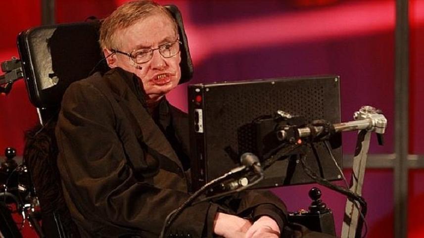 Après l’intervention chirurgicale, Stephen Hawking communique d'abord en épelant les mots une lettre à la fois. Rapidement, cette méthode devient inefficace à mesure que ses capacités motrices diminuent. Pour continuer à s’exprimer, il utilise un dispositif générateur de parole assisté par ordinateur.