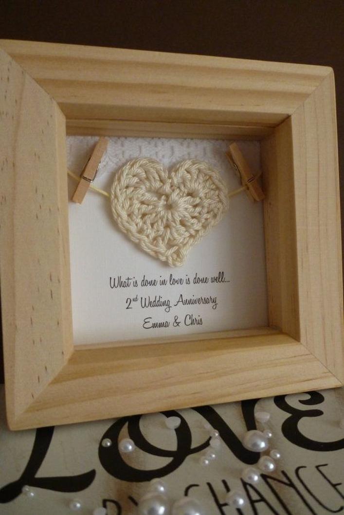 La tradition des anniversaires de mariage est ancienne et trouve ses racines dans des rites païens. Initialement, seuls les anniversaires majeurs comme les noces d’argent (25 ans), d’or (50 ans) ou de diamant (60 ans) étaient célébrés.