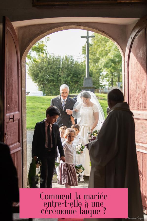 Comment la mariée entre-t-elle à une cérémonie laïque ?