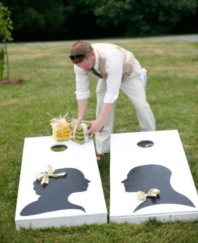 Le lancer du bouquet, un classique offert aux invitées célibataires, reste une animation pleine de rires et d’excitation. La mariée, les yeux bandés, tourne sur elle-même et lance son bouquet. Selon la croyance, celle qui l’attrape sera la prochaine à dire «oui».