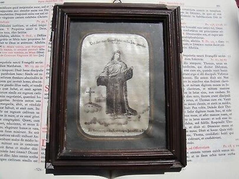La robe de Trèves n’a jamais fait l’objet de datations scientifiques rigoureuses, conditionnant la prudence quant à son authenticité. Le Pape émérite Benoît XVI a loué son importance symbolique, évoquant le « moment dramatique » de la Passion et l’unité indivisible de l’Église qu’elle reflète.