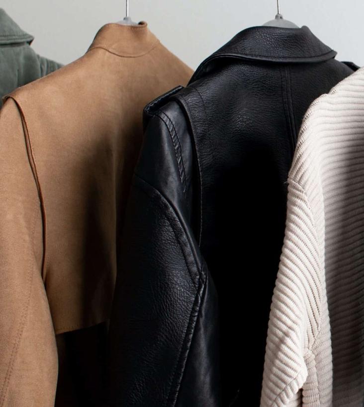 Et que dire dubeige? Souvent sous-estimé, ce ton neutre respire la douceur et le luxe discret. Il crée des looks sans effort, qui respirent le chic apaisé. Il convient à toutes les carnations, ce qui en fait une option passe-partout pour une élégance tranquille lors d’une journée décontractée ou d’une réunion importante.