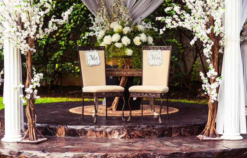 L’officiant ouvre généralement la cérémonie avec un mot de bienvenue. Il explique l’objet de la réunion, rappelle l’histoire du couple et souligne la signification de l’engagement. Ensuite, des proches peuvent lire des textes, chanter, ou partager des souvenirs.
