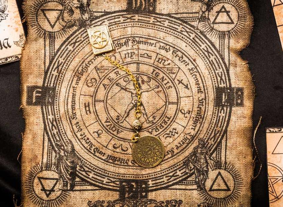 La robe divine : un vêtement, mille symboles