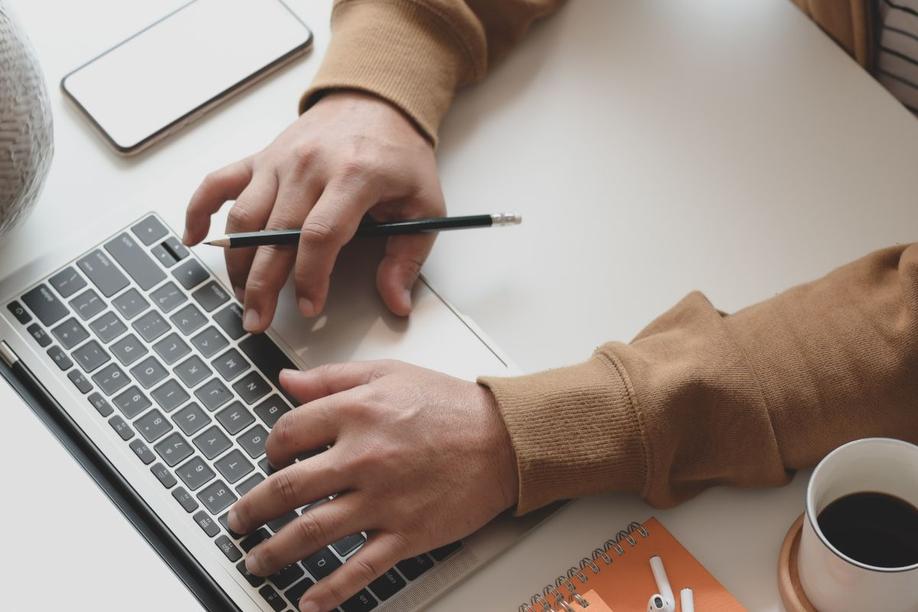 Comparaison pratique : résumé des principales expressions françaises pour demander une réponse