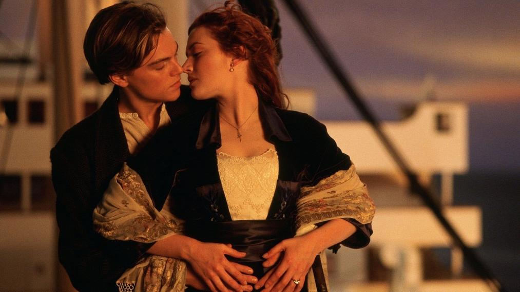 Le baiser entre Ron et Hermione survient après la tension de la bataille finale. Il symbolise la libération des émotions longtemps contenues. Ce moment a surpris par son intensité et a satisfait les fans par sa fidélité émotionnelle.