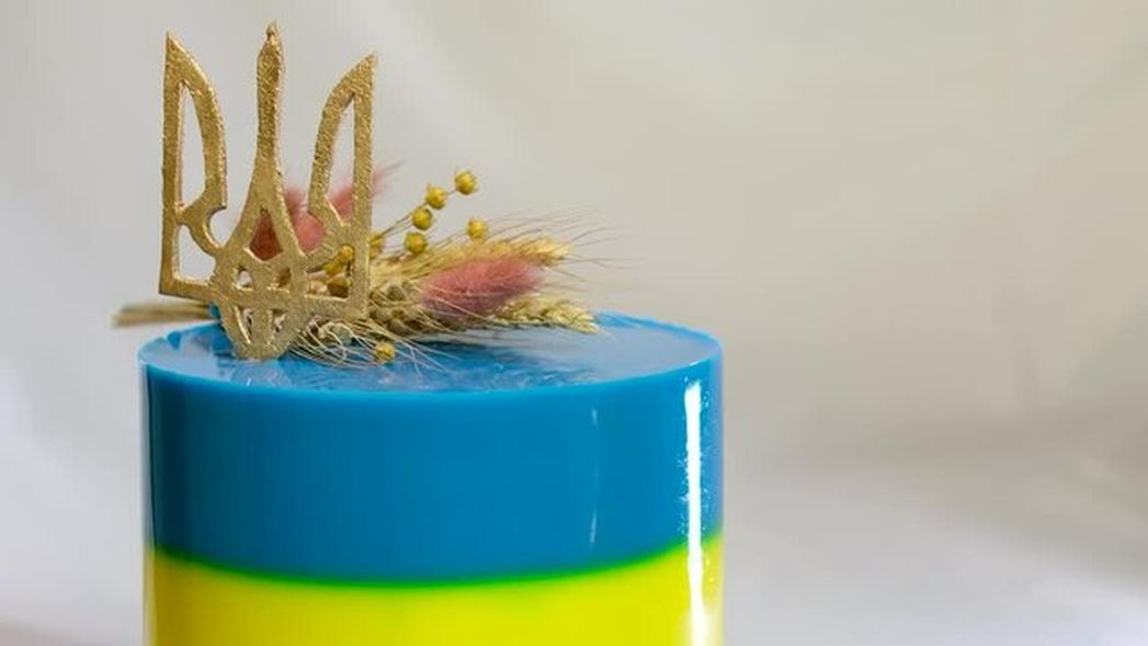 Exemple simple : le “gâteau au yaourt” est une recette très populaire en France. Il ressemble à un cake au babeurre, souvent cuit en une seule couche, sans glaçage ni décor. On le tranche juste et on le mange comme ça, parfois avec une tasse de café.
