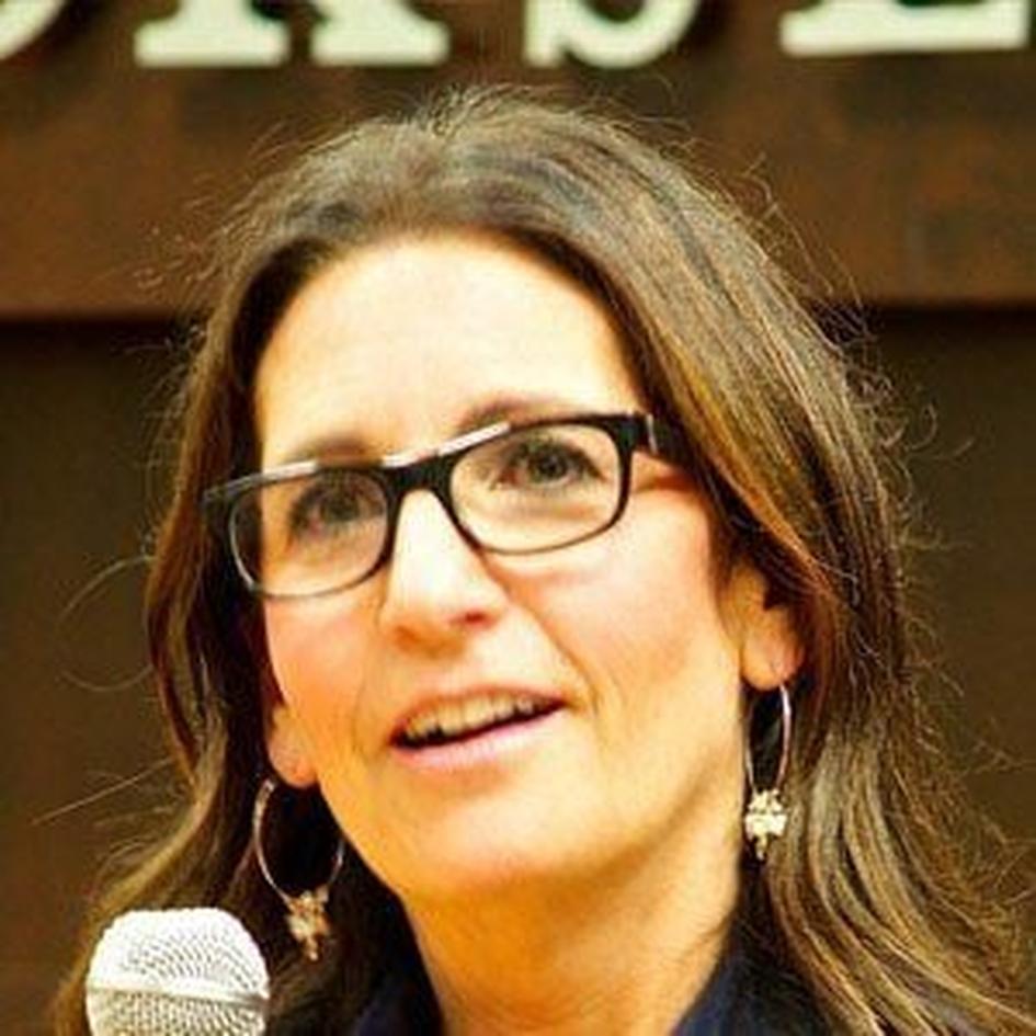 Bobbi Brown voit le jour en 1957 à Chicago, dans l’Illinois. Fille de Joe et Sandra Brown, elle grandit dans un environnement qui, a priori, ne prédestinait pas à une carrière glamour dans la mode ou la beauté. Pourtant, son talent naturel pour le maquillage émerge très tôt.