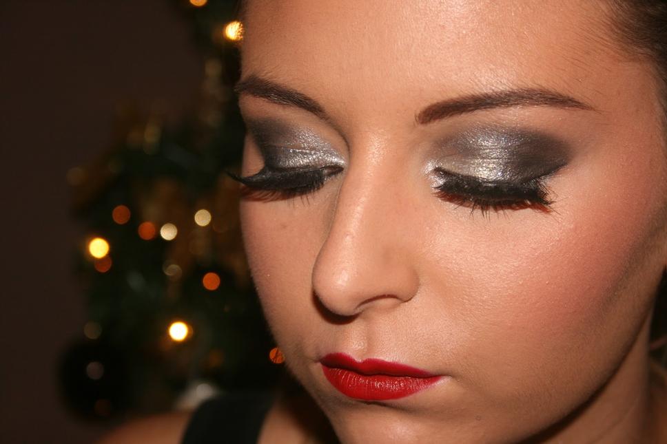 Des accessoires comme les micro-paillettes ou strass autour des yeux apportent un effet festif sans surcharge.