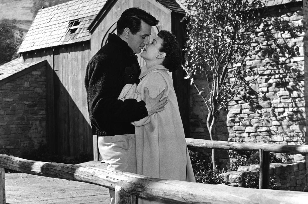 On pourrait penser que la romance favorise surtout le drame ou l’épopée, et pourtant, des comédies romantiques ont été des phénomènes commerciaux et culturels. PrenonsPretty Woman(1990) avec 463 millions de dollars, qui mélange humour et romance avec un couple improbable formé par Julia Roberts et Richard Gere.