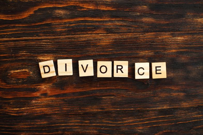 Plongeons directement dans le vif du sujet : divorcer d’un mariage laïque consiste à dissoudre juridiquement le lien matrimonial civil. Vous n'avez pas besoin de justifier les raisons profondes à votre entourage — ni même au juge — selon la procédure choisie. En effet, plusieurs formes de divorce sont possibles, selon le degré d’accord entre vous et votre époux(se). Ça vous intrigue ? Attachez vos ceintures, on vous explique tout en détails.