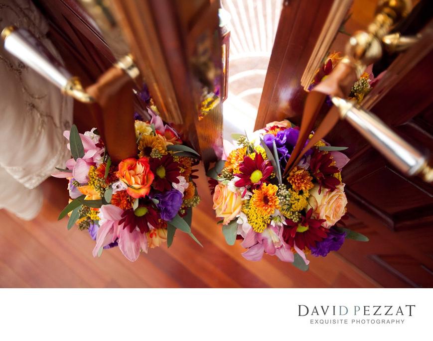 Privilégiez des teintes naturelles et organiques : terracotta, vert sauge, beige et ocre. Les couleurs harmonisent avec des décorations en bois, fleurs séchées, et kraft pour la papeterie.