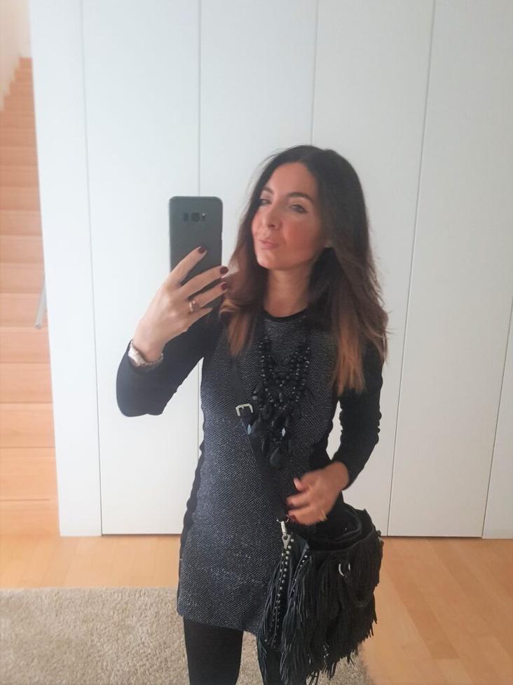 La robe longue allonge la silhouette tout en offrant confort et fraîcheur. En soie, lin ou coton léger, elle reste adaptée même aux grosses chaleurs. Pour éviter un effet écrasant, privilégiez fluidité et coupes ajustées. Les femmes petites miseront sur des robes longues asymétriques ou mi-mollet avec ceinture pour structurer la silhouette. La robe longue s'associe bien à des sandales plates en journée ou talons le soir.