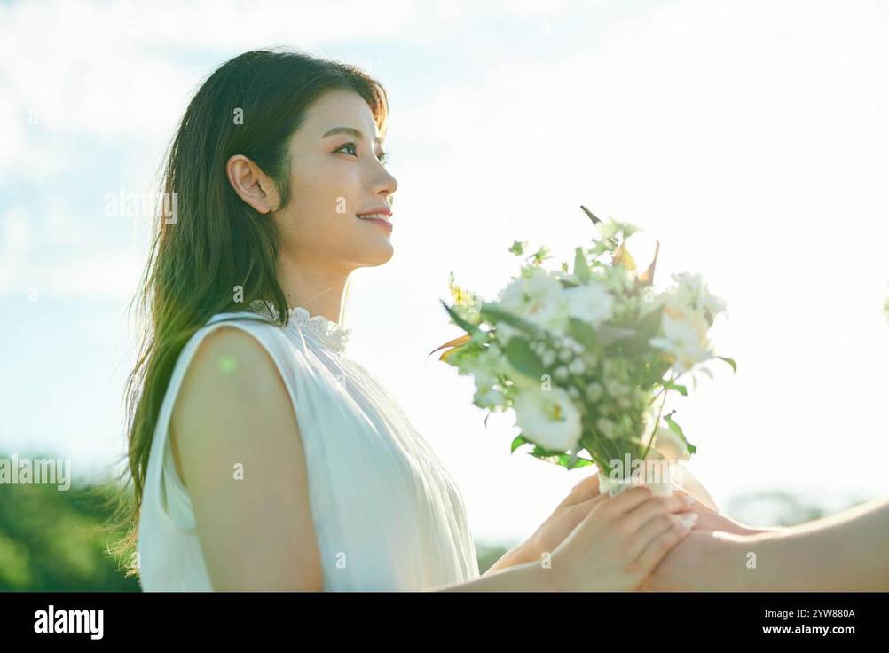 La mariée joue un rôle essentiel dans ce processus. Elle peut guider le marié en lui fournissant des indications précises sur la couleur, le style, ou même des photos de la robe. Cette complicité est importante pour éviter toute disharmonie.
