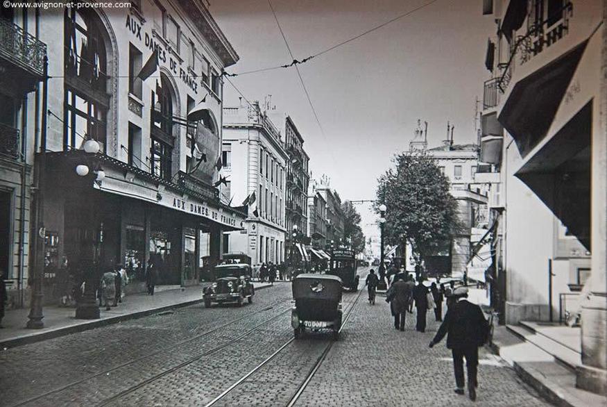 Avec près de 92 000 habitants en 2022, Avignon n’est pas une mégalopole, mais elle fait partie d’une aire urbaine d’environ 460 000 personnes. Son centre historique abrite le fameux Palais des Papes, construit au XIVe siècle, un vestige monumental qui atteste de son importance passée.