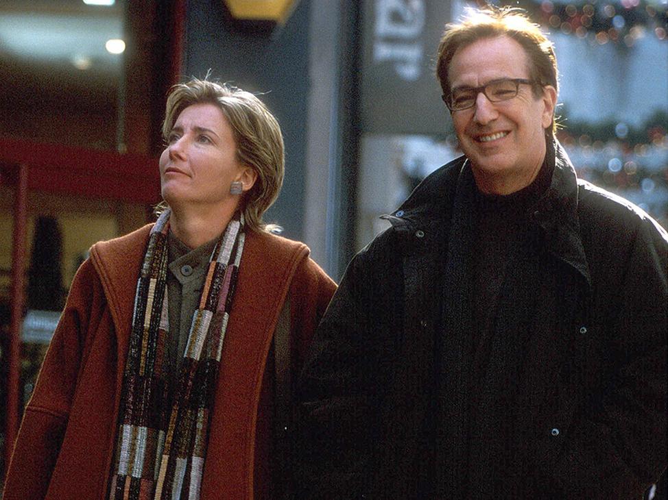 En réalité, Alan Rickman était marié à Rima Horton. Ils étaient ensemble depuis 40 ans avant de se marier discrètement en 2012. Emma Thompson, de son côté, est mariée à Greg Wise depuis 2003.