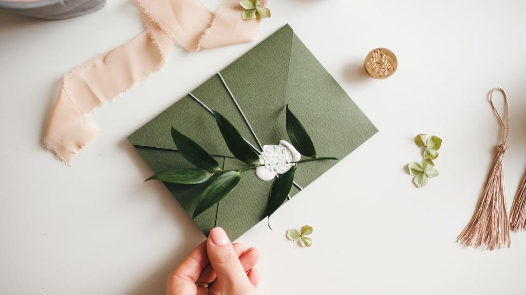 Et maintenant ? Dans un mariage moderne, qui finance les faire-part ?