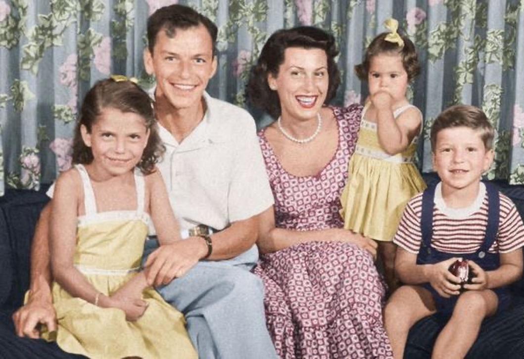 Née le 20 juin 1948, Tina a grandi dans l'ombre mais aussi dans la lumière d’un père dont le nom résonne à travers les décennies. Contrairement à ce que certains pourraient imaginer, elle n’est pas une enfant issue d’un autre mariage, mais bien partie intégrante du noyau familial initial.