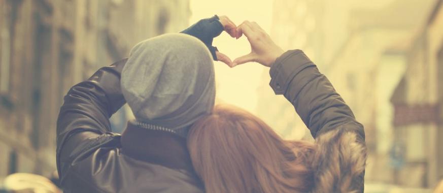Le terme français « mariage d'amour » désigne un mariage entre personnes qui s’aiment véritablement, sans s’inquiéter des arrangements financiers ou des intérêts sociaux. On le distingue nettement du mariage arrangé ou de raison. En d’autres mots, c’est le symbole d’un coup de cœur authentique, d’une union choisie par amour et non par convenance.