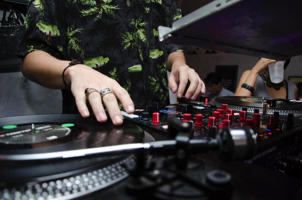 Comment évaluer un DJ avant de le choisir ?