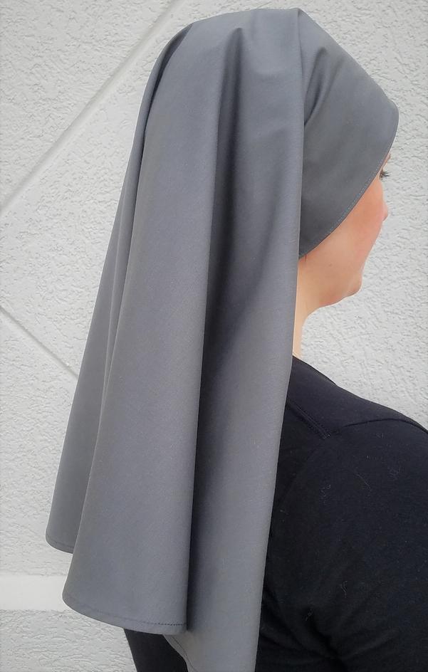 La symbolique profonde du gris dans les habits des religieuses