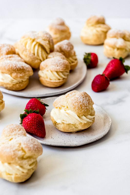 Un petit choux est une pâtisserie faite à base de pâte à choux, souvent de 3 cm de diamètre, cuite au four, puis garnie de crème ou de confiture. C'est un petit chou sucré et léger, parfait pour des desserts.