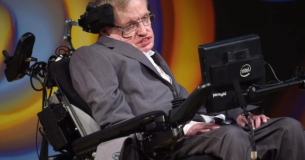 La voix célèbre que tout le monde associe aujourd’hui à Stephen Hawking vient d’un synthétiseur vocal qui, bien que rude et robotique à première écoute, est devenu un symbole iconique. Cette voix synthétique est celle de "Perfect Paul", créée par Dennis H. Klatt, un chercheur du MIT.