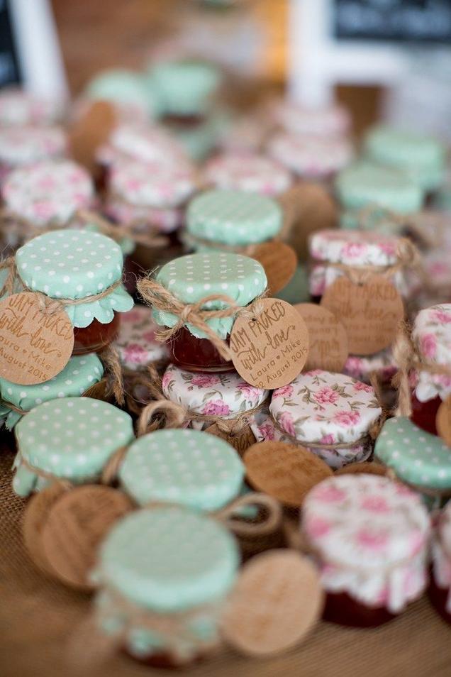Les biscuits, macarons ou petits gâteaux sont un classique revisité. Ils peuvent être servis pendant la soirée ou offerts pour prolonger la fête chez soi. Par exemple :