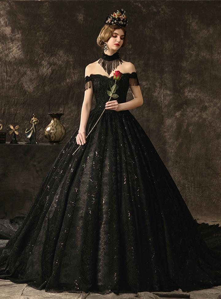 En changeant notre regard, on découvre que le noir peut, au contraire, habiller une invitée avec sophistication, sans trahir la joie de l’événement. Plutôt une vraie bouffée d’air frais, vous ne trouvez pas ?