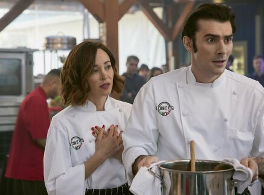 Bien sûr, la romance bat son plein. La relation entre Elizabeth et Ben évolue avec douceur et authenticité. On sent le respect naissant et une complicité qui refuse de rester professionnelle très longtemps. Le message est clair : donner une nouvelle chance à l’amour, même lorsque le passé vous hante.