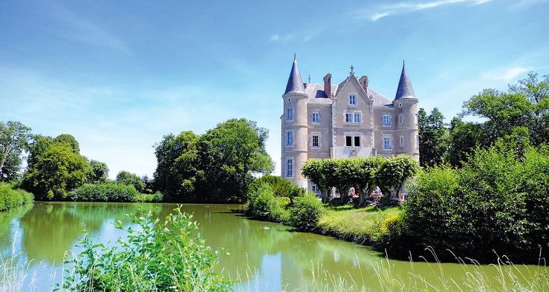 Depuis, le couple a métamorphosé ce lieu historique en un véritable havre de charme et de luxe rustique. Le château accueille actuellement des mariages, pouvant recevoir jusqu’à 200 personnes en réception, tandis que la salle à manger intime peut servir une douzaine d’invités.