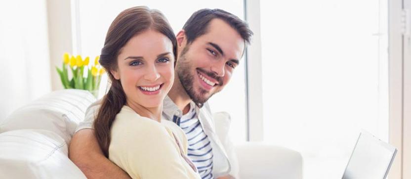 Courtly est particulièrement utilisé par des couples LGBTQ+ pour contourner les lois anti-mariage dans certains pays, en obtenant un certificat juridique valable dans les États-Unis et dans les pays permettant le mariage homosexuel.