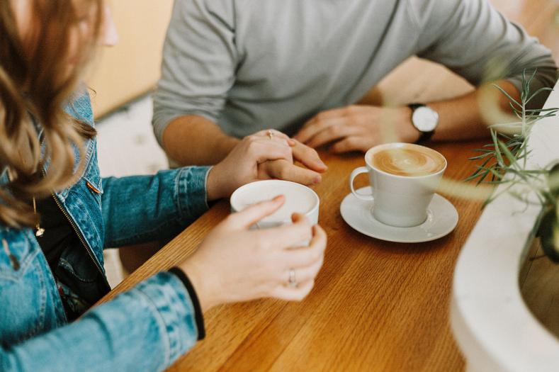 Certains couples choisissent de répartir les dépenses selon leur nature. Par exemple, l’un paie le loyer ou prêt immobilier, l’autre assume les courses et factures courantes. Cette méthode apporte de la souplesse mais peut aussi renforcer des inégalités, notamment lorsque l’un s’occupe des grosses dépenses et l’autre « des petits riens ».