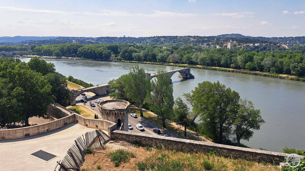 Le Palais des Papes, construit entre 1335 et 1355, témoigne de cet âge d’or. Ses murs de plus de trois mètres d'épaisseur et sa fortification exemplaire donnent à voir la puissance qu’on voulait exhiber. Avignon a même abrité des antipapes durant le Grand Schisme, période où deux papes rivaux se disputaient la légitimité, l’un à Rome, l’autre à Avignon. Plutôt intense comme conflit de voisinage !