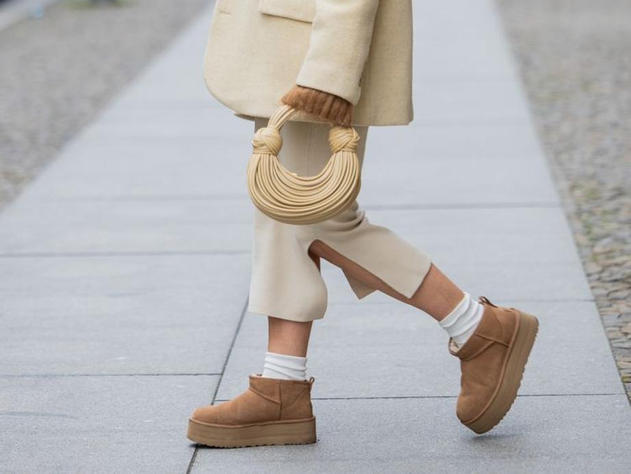 Les chaussures Koolaburra by Ugg conviennent parfaitement à l'hiver grâce à leur doublure en peau de mouton. Elles se portent avec des jeans, leggings, robes ou jupes. Si elles ne sont pas conçues pour la neige ou la pluie, certains modèles spécifiques résistants à l'eau sont disponibles. Les sandales et chaussons se portent aussi en intérieur comme en extérieur.
