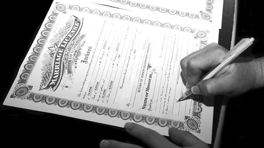 Courtly facilite l’ensemble du processus de mariage en ligne et offre aux couples la possibilité de se marier légalement avec un officiant agréé à distance, avec cérémonie en visioconférence.