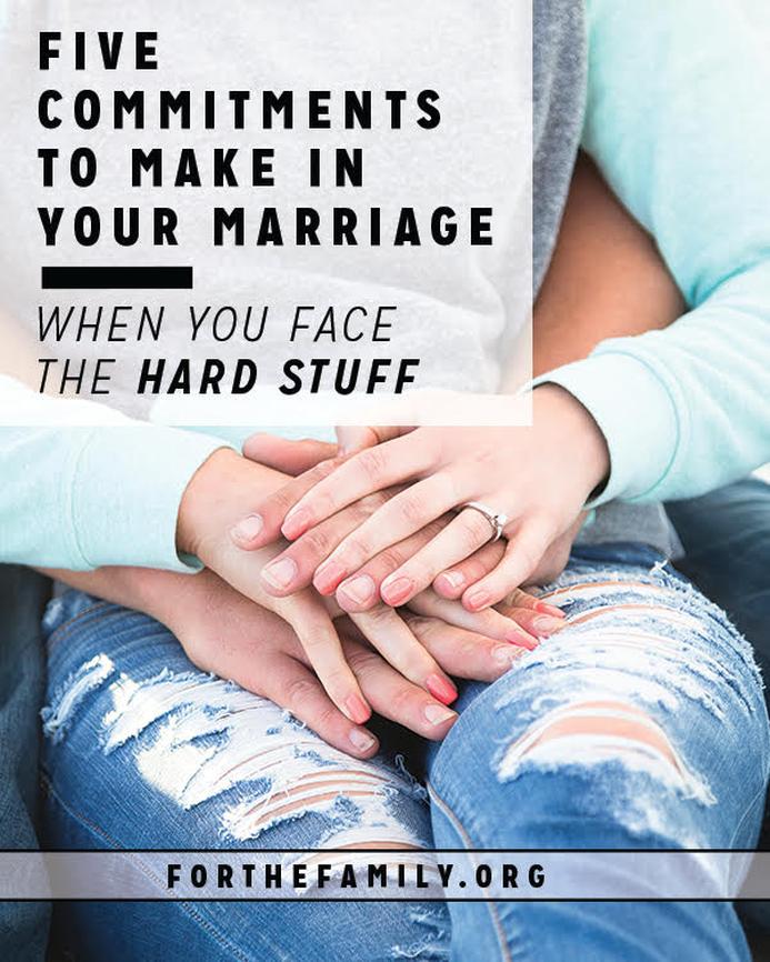 Ce premier engagement signifie accepter pleinement l’autre avec ses qualités et défauts. C’est la promesse d’un amour sans condition, offrant sécurité émotionnelle et liberté d’être soi-même. Il inclut l’effort constant pour maintenir la passion et traverser ensemble les difficultés.
