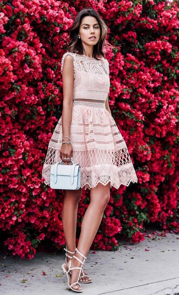En 2024-2025, les marques tendance pour robes invitées de mariage allient élégance, modernité et responsabilité. On trouve de véritables pépites chez Maison Guillemette, Ba&sh, Claudie Pierlot, Maje, Sandro, IRO, Tara Jarmon, et Sézane, chacune avec sa personnalité distincte et un savoir-faire qui fait toute la différence.Ces marques responsables privilégiant des collections qualitatives, modernes et adaptées à toutes les morphologies s'imposent comme des choix de premier ordre.