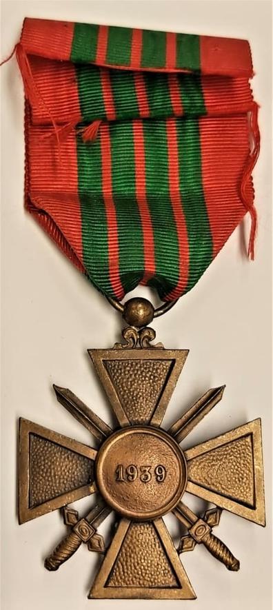 Plusieurs versions concurrentes de la Croix de Guerre sont apparues dans les années 1940. Le gouvernement de Vichy, sous le maréchal Pétain, a émis une version en 1941. Parallèlement, le général Henri Giraud a institué une autre en 1943 en Afrique du Nord. Ces deux versions furent annulées en 1944 par le Comité français de la Libération, qui rétablit la Croix de Guerre de 1939 comme unique officiellement reconnue pour la Seconde Guerre mondiale.