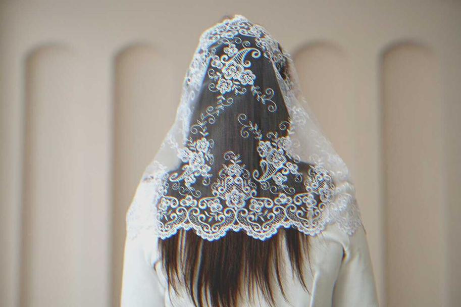 Comme souvent dans les traditions, chaque couple peut adapter cette étape à son histoire et ses envies. Certains préfèrent que le père lève le voile dès que la mariée entre dans l’allée, saluant ainsi symboliquement la dernière fois où il la voit voilée. D’autres attendent le bisou officiel et magique, où le marié dévoile sa promise avant une vraie scène de film romantique.